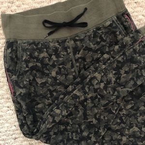 🐙 Lululemon camo pants 🐙